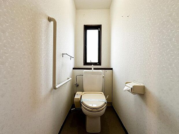 毎日使うトイレには快適な温水洗浄便座付。