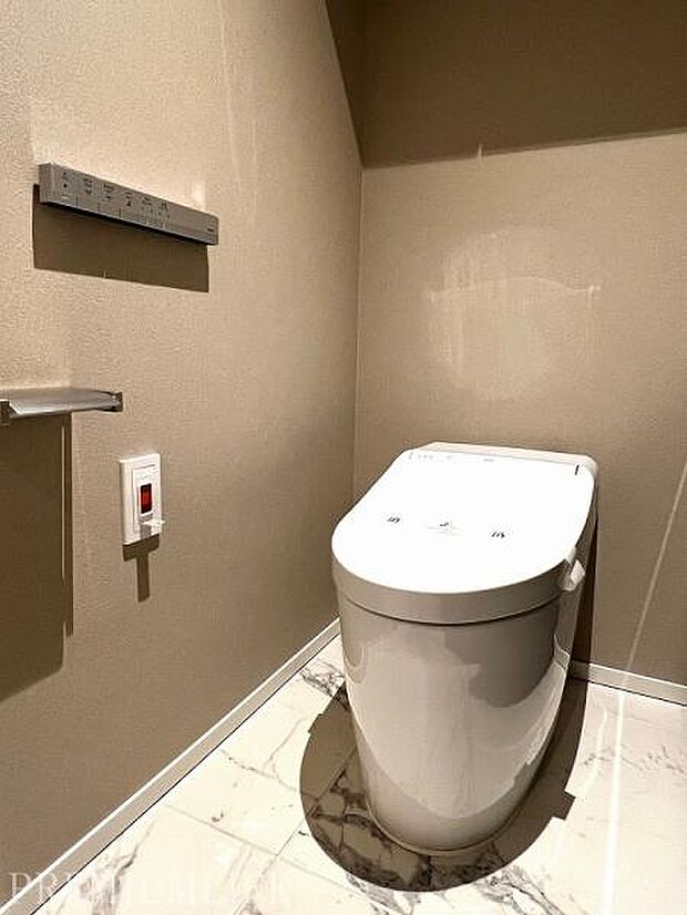 コンパクトながら細部のデザインにこだわりを感じるトイレ。