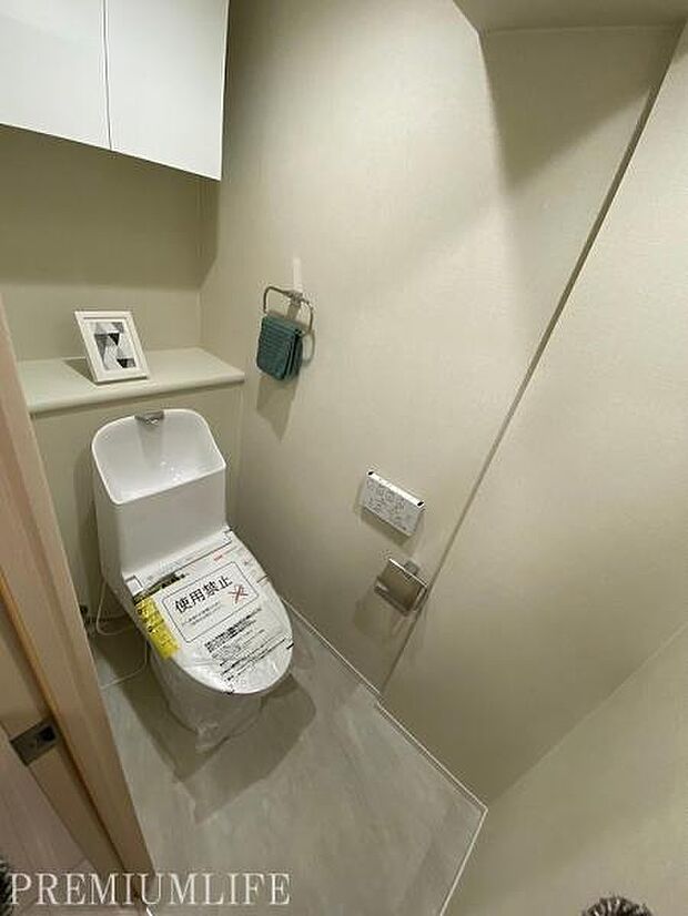 白を基調としたシンプルなトイレ。