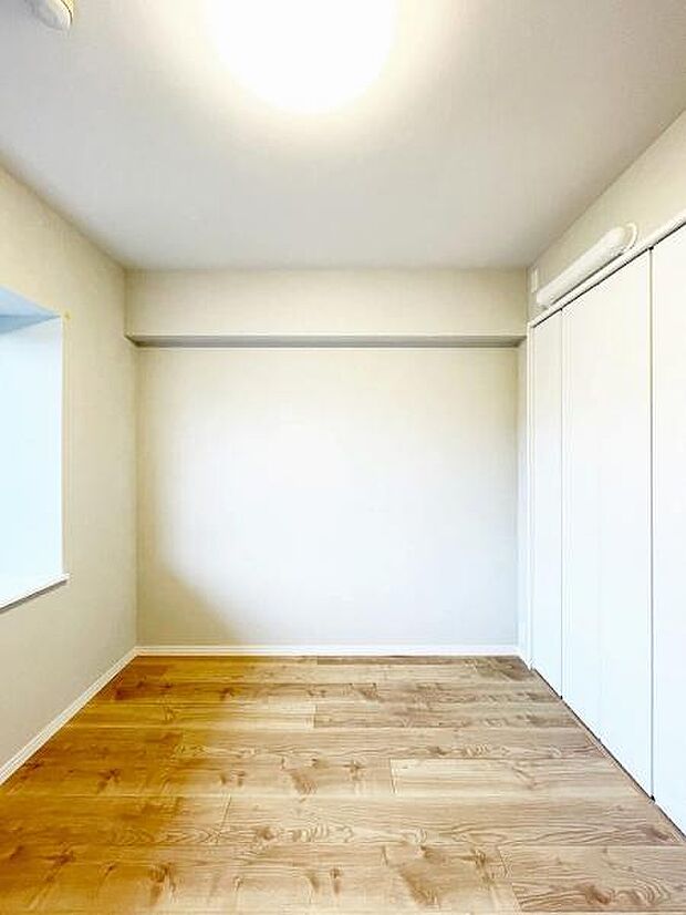 白が基調でどんな家具にも合わせやすいお部屋です。