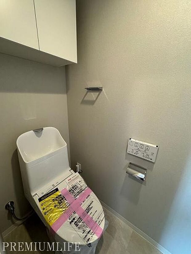 シンプルな中にもスタイリッシュなデザインでまとめられたトイレ空間。