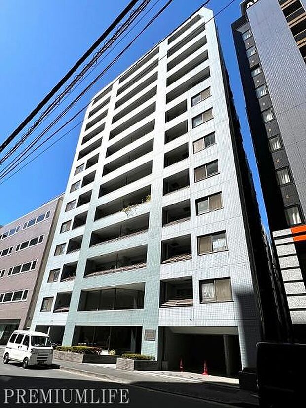 総戸数90戸、日本橋の地に堂々たる佇まいで建つマンションです。