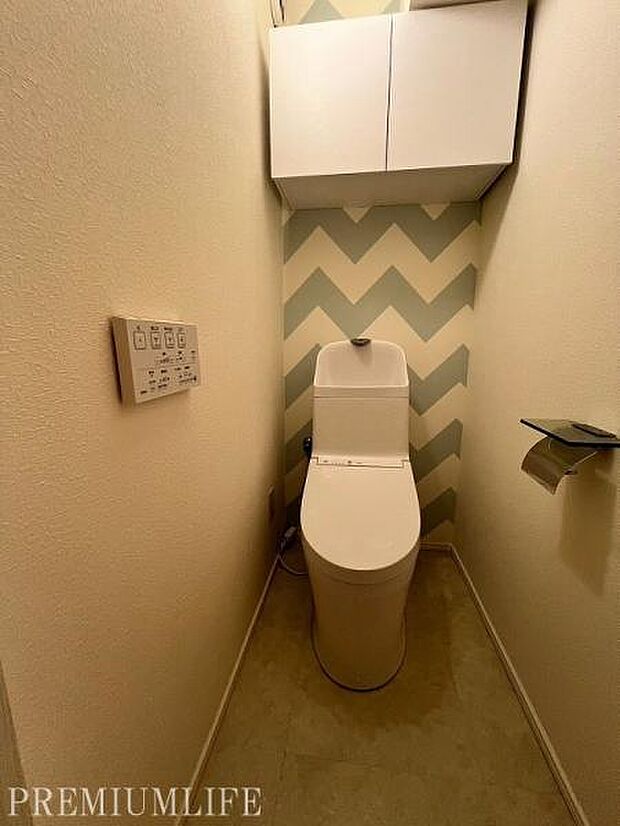 細部にこだわりを感じるトイレ空間。アクセントクロスがお洒落です。