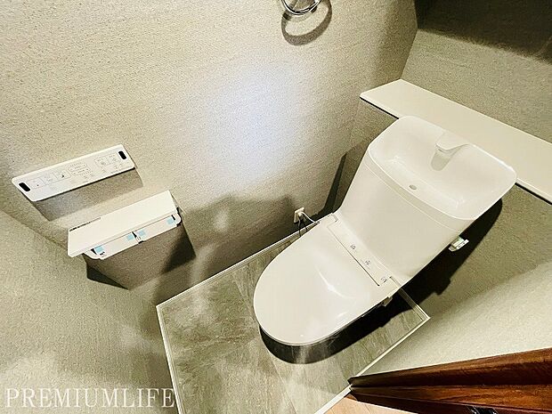 落ち着いた色合いのシンプルなトイレ。
