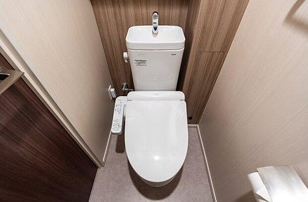 白を基調としたシンプルなトイレ。