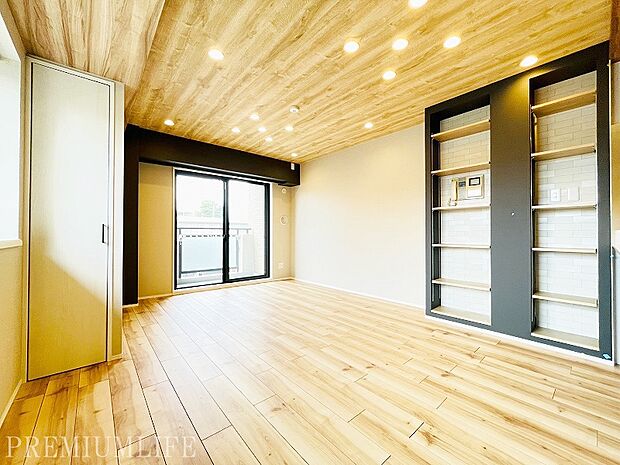 木目調の暖かみのある内装は、様々なインテリアとの相性も良さそう。自分好みにお部屋を演出してください。