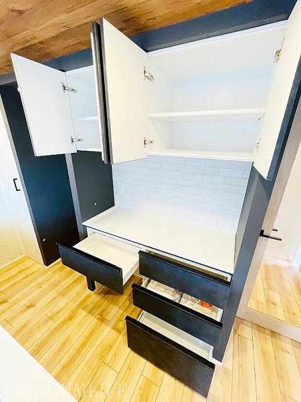 キッチン背面には、収納量豊富なカップボードが設置されております。カウンター部分には、炊飯器や電子レンジなどの家電が置けて便利です。