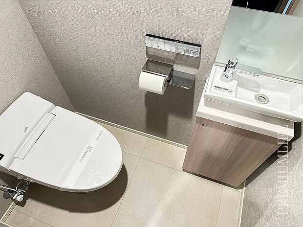 シンプルな中にも細部のデザインにこだわりを感じるトイレ空間。