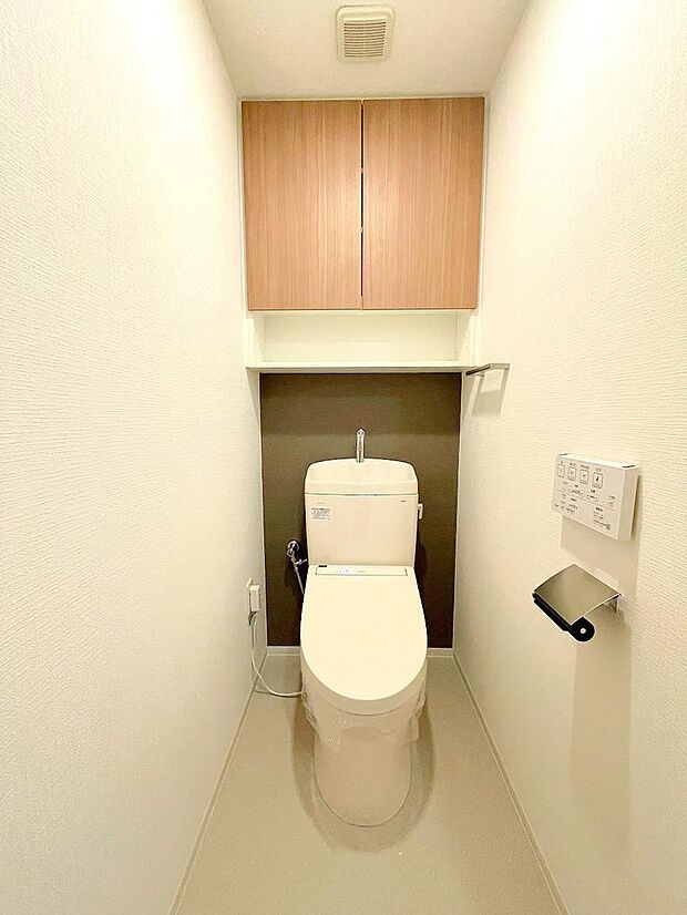 清潔感のある温水洗浄便座付きトイレは、落ち着いた空間に。