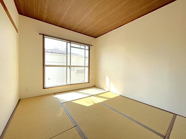 落ち着きのある和室には、やわらかい光がさしこみ、ゆっくりと過ごすことができそうです。