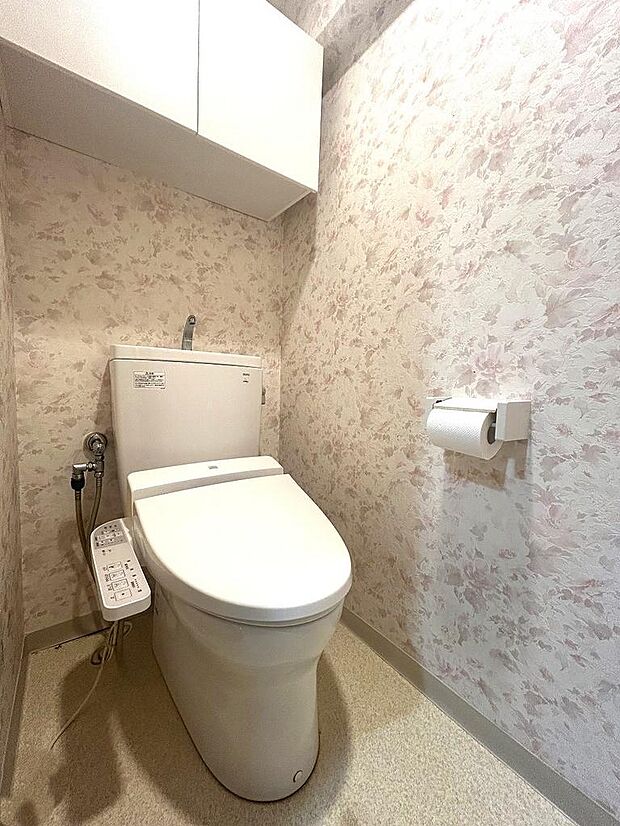 温水洗浄便座付きの清潔感あるトイレは、エレガントで落ち着いた空間に。