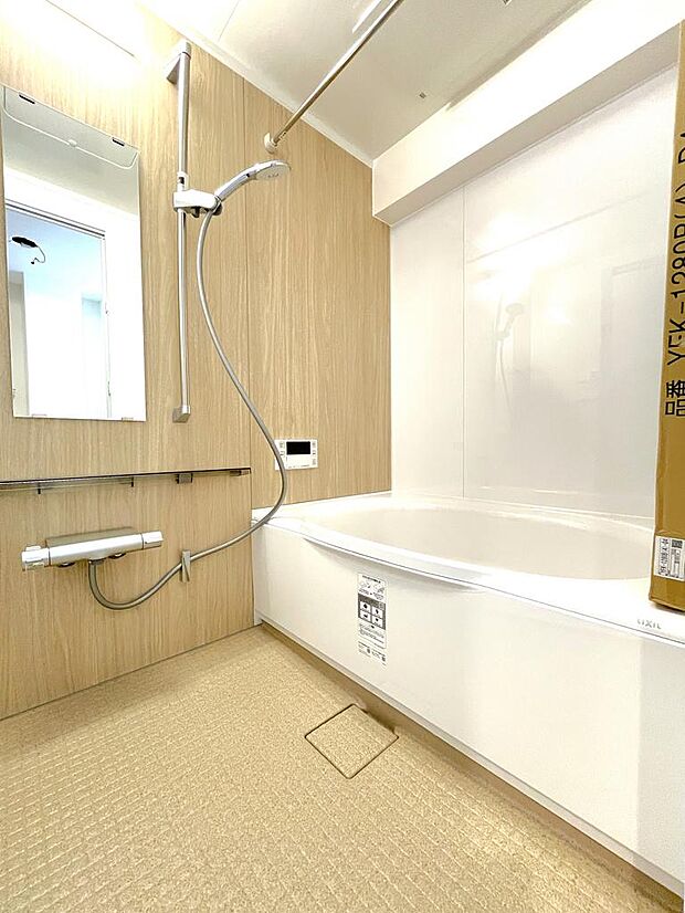 明るく清潔感のあるバスルームは、ゆったりとした浴槽で日々の疲れを癒してくれます。
