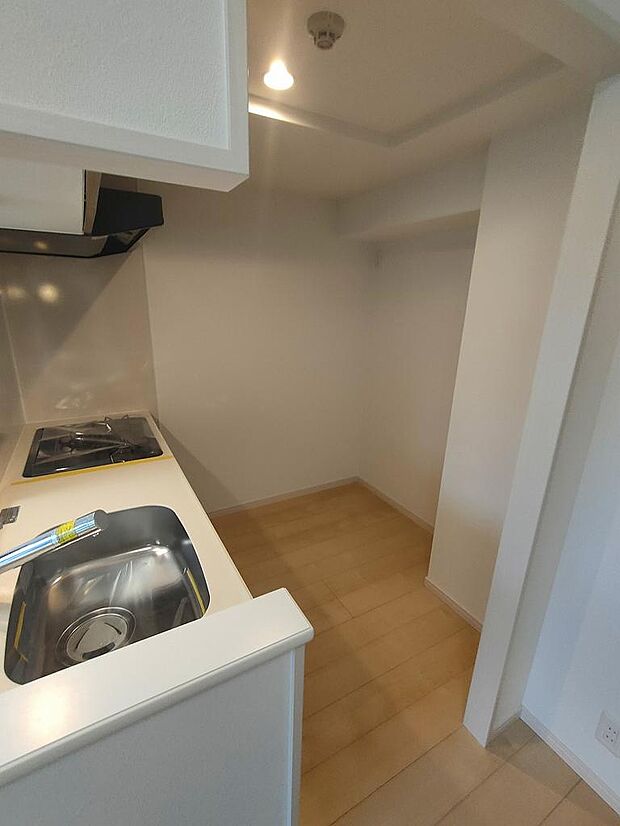 キッチン背面にもしっかりと空間を確保しており、冷蔵庫の置場所にも困りません。