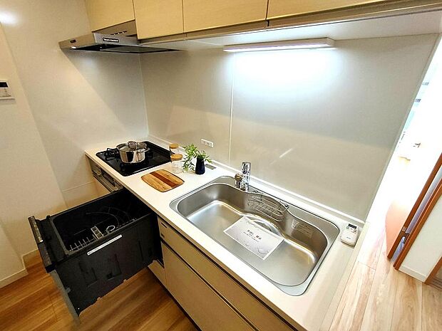 独立したキッチンスペース。システムキッチンも丸ごと交換しております。食洗器も完備しました。