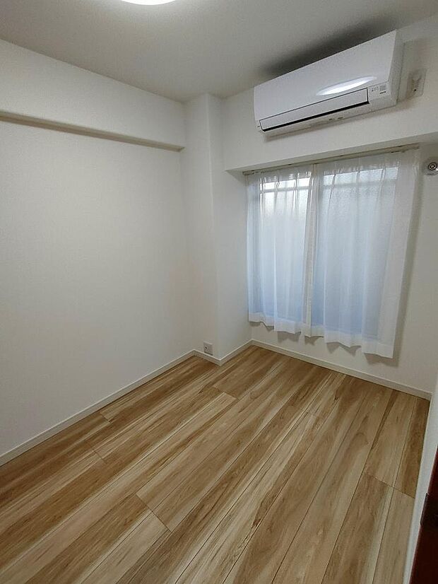 一番狭い４帖のお部屋がこんな感じです。形がすっきりしておりますので、意外と使いやすそうな空間になっております。このお部屋にはエアコンも設置済みです。