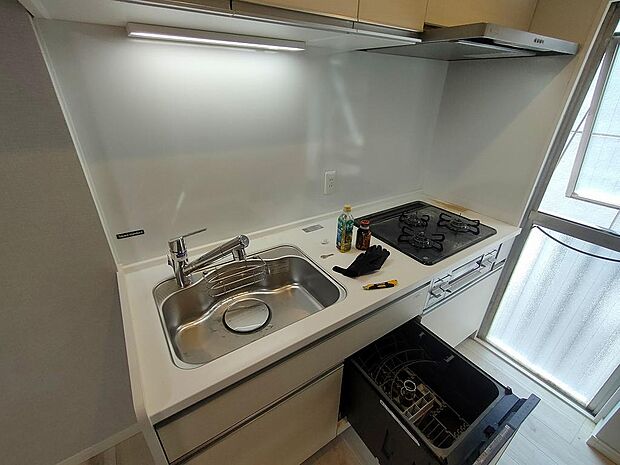 システムキッチンも新規交換済です。食洗器や浄水器も完備。