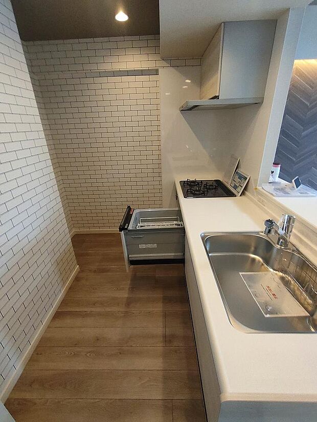 対面式のシステムキッチンも新規交換済です。食洗器や浄水器も完備しております。