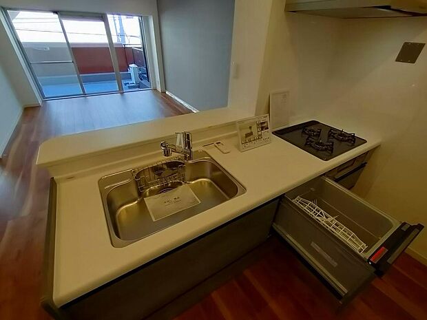 システムキッチンも新しく交換しております。食洗器、浄水器を完備しております。
