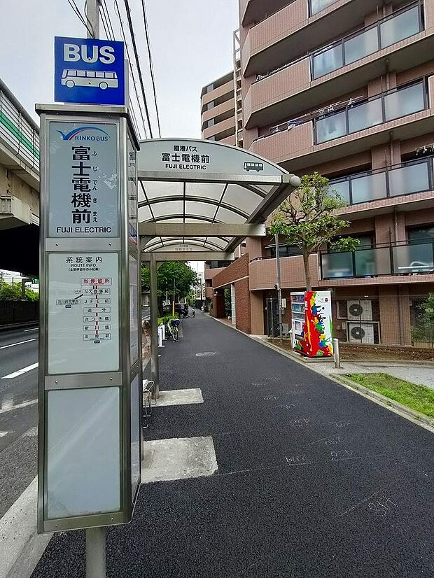 平成１０年築。総戸数１６６戸の大規模マンションです。南武線の浜川崎駅が徒歩１０分ですが、川崎駅方面へのバス便も豊富です。