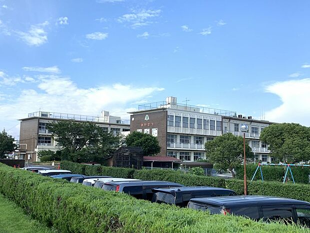 衣浦小学校　455ｍ　徒歩約8分。全校生徒約450人、進学先は武豊中学校及び富貴中学校です。