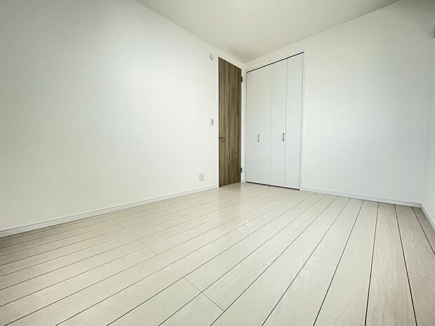 どんな家具も合わせやすい白を基調としたお部屋です！