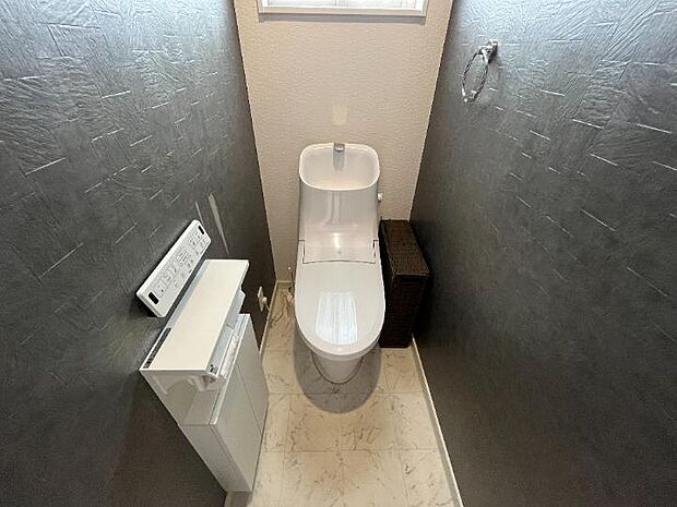 温水洗浄便座でトイレのあとも清潔に保てます。小窓があり換気ができるのもポイントです！