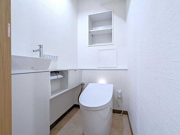 自動開閉・洗浄機能が備わった高性能トイレを採用。タンクレスなのでスッキリとした見た目がGOODです。