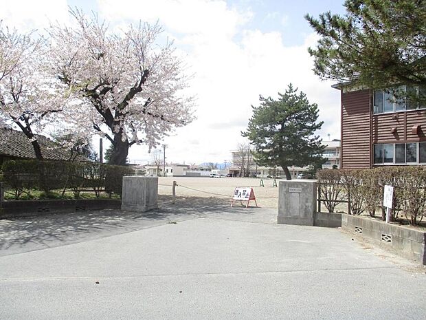 古川第一小学校まで約600m、徒歩約8分。子育て環境が充実しております。