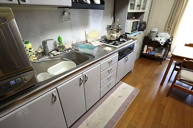 キッチンは収納豊富で調理道具などしまうことができ、キッチンまわりをすっきり保つことができます