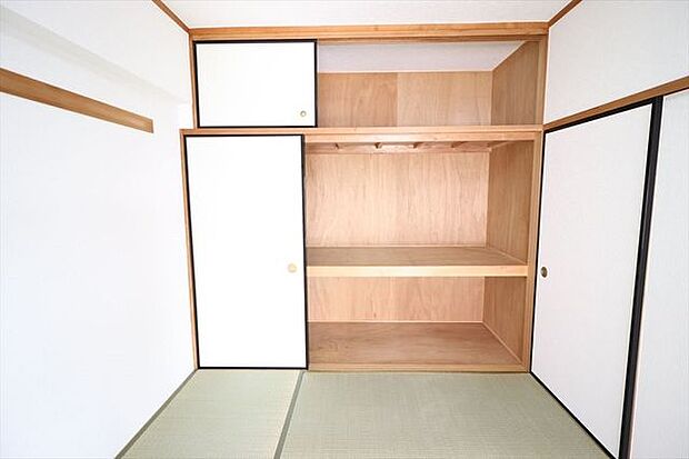 和室には大容量な押し入れスペース！お部屋がすっきり片付きます。