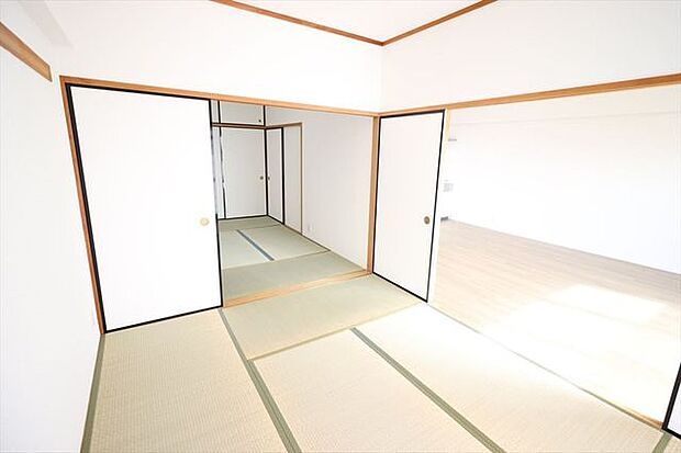 和室6帖仕切りを開けると開放的空間。閉めれば固有のスペースが作れます
