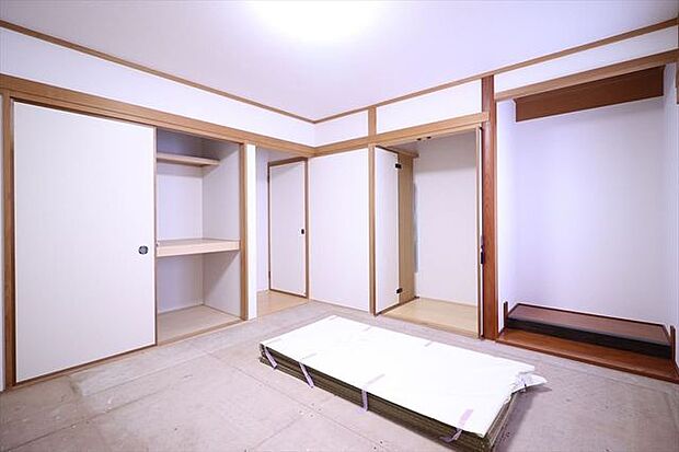 和室にうれしい押入れでお部屋がすっきり片付きます！床の間や仏間もある趣ある安らぎ空間。来訪時や家事スペースとしても重宝します