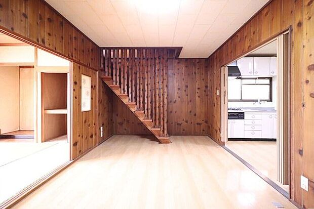 1階洋室ＤＫ、和室と続き間にすると約16.5畳の伸びやかな広々空間へ♪