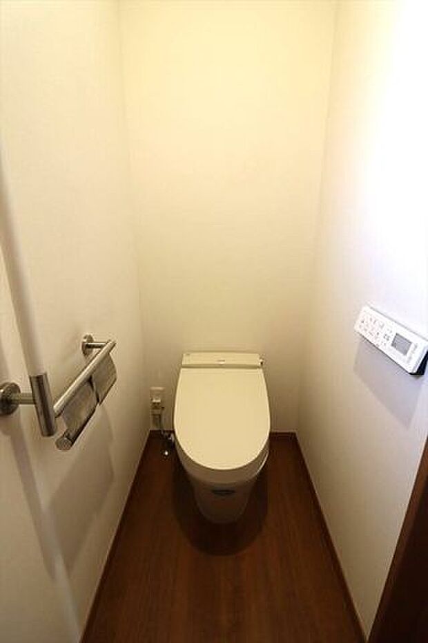 トイレには快適な温水洗浄便座付き。手すりがついているので、ご年配の方にも安心です