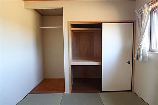 5帖和室には収納があり、来客用のお布団や、季節物等のお荷物を収納することができます。
