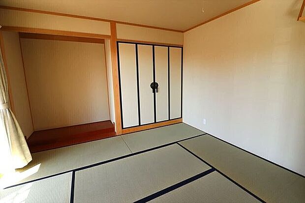 リビングにつながる和室は万能スペースとしてお使いいただけます。床の間、仏間もあります。