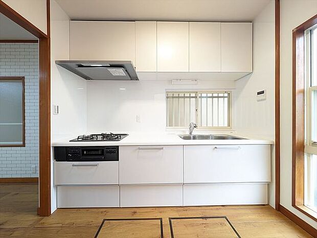 広々とした独立したキッチンスペースには勝手口も付いており、便利な動線となっております。