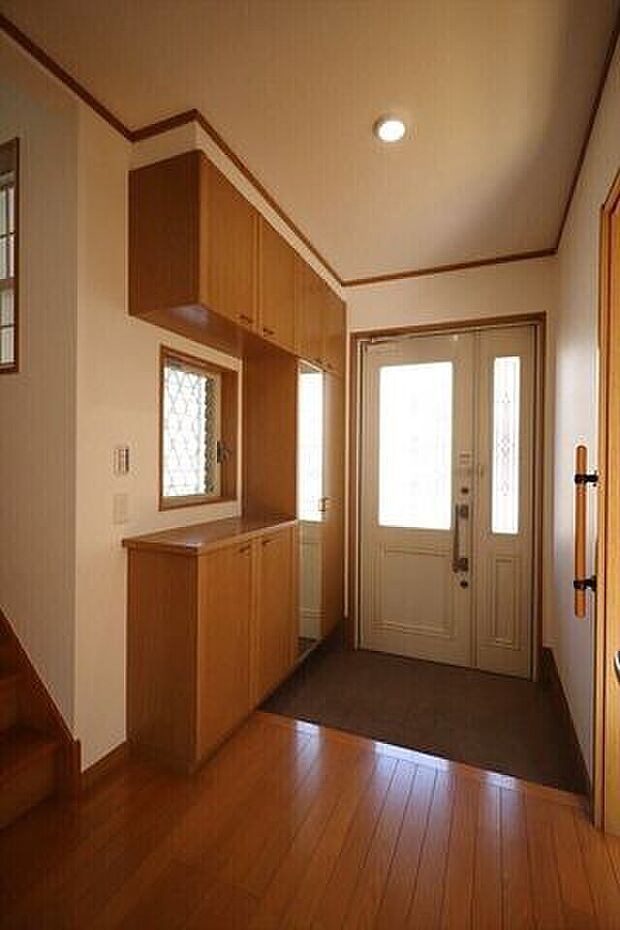玄関は収納力の高いシューズボックスがあり、玄関をいつも綺麗な状態に保てます。