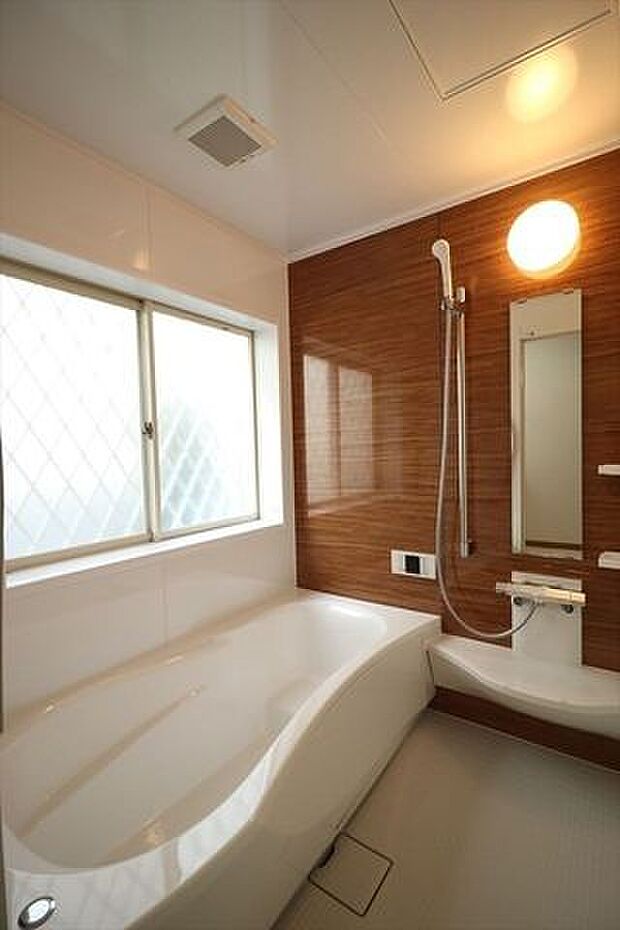 オシャレな木目調の浴室♪毎日の疲れも吹き飛ぶ浴室♪足も広げてゆったりくつろげます。