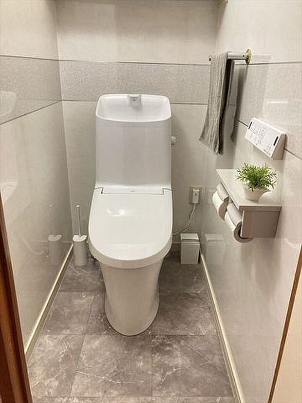 2024年1月にトイレ本体交換済のトイレは、快適な温水洗浄便座付♪フロアも貼替し、清潔感あふれるトイレです。