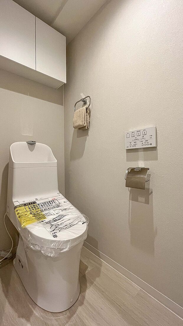 ホワイトベースの清潔感溢れるトイレです。現代の必需品、温水洗浄便座付き。