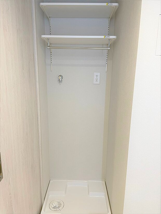 身支度とお洗濯が同時に可能な洗濯スペース。洗剤や掃除用品置き場として使用可能な棚がございます。