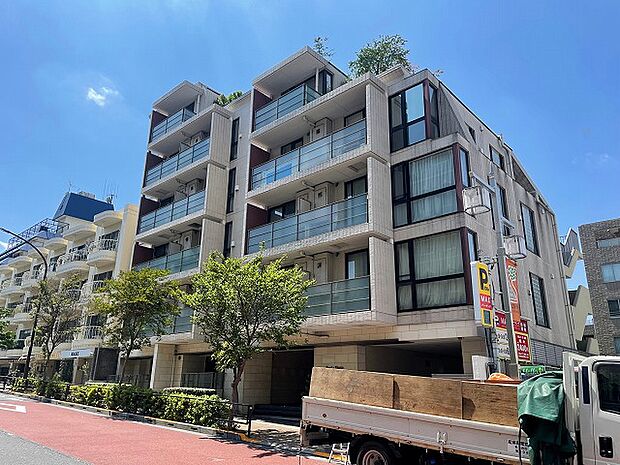 渋谷区松濤2丁目に佇む地上6階建てマンション「フィールi松濤」で都心ライフを手に入れてみてはいかがでしょうか。