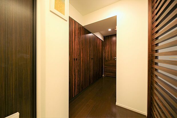 玄関を入った廊下には6連扉の大型収納スペースがあります。