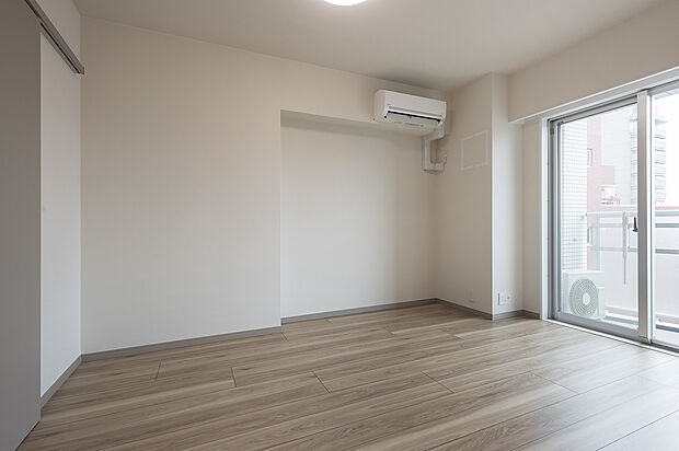 主寝室は約6.8帖の広さを確保。バルコニーに面したっぷりと陽光が注がれる明るい空間(2024年1月撮影)