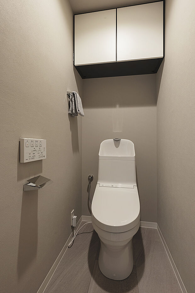 シックな雰囲気で落ち着きを感じるトイレです。現代の必需品、温水洗浄便座も備え付けです(2024年1月撮影)