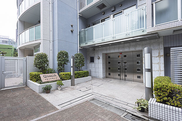 JR山手線「代々木」駅まで徒歩約3分。渋谷区に佇む「クオリア代々木」の11階部分のお部屋です(2024年1月撮影)