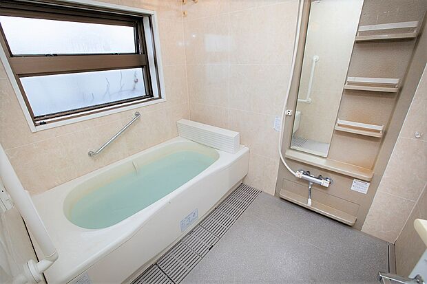 すべり出し窓のあるバスルーム(1620サイズ)。低床タイプはお年寄りや小さなお子様も安心して入浴出来ます。