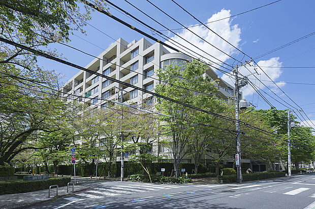 世田谷区成城に位置する、2002年築、RC造10階建て9階部分角部屋のご紹介です。