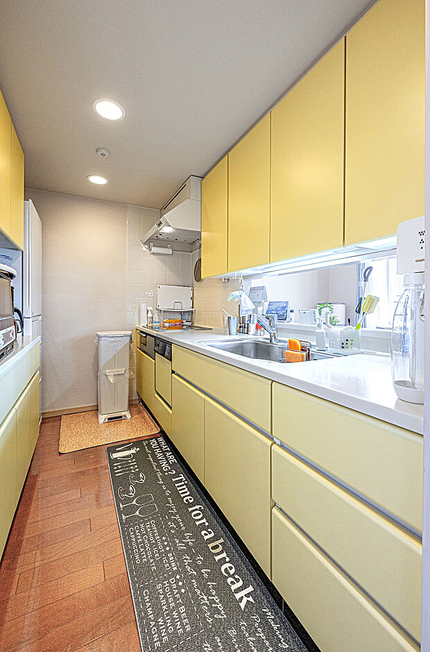 食洗機付きの対面式キッチン。上部吊戸棚をはじめ、収納豊富なキッチンで清潔感を保てます。